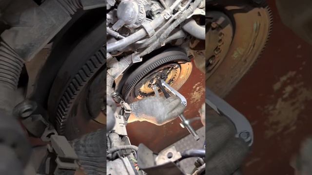 Пассат Б6 на замену сцепления ДСГ-7, штоков мехатроника и сальника коленвала смотреть онлайн