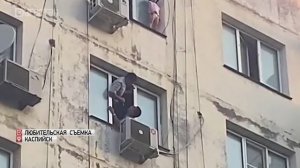 В Дагестане 3-летнюю девочку успели снять с окна 9 этажа