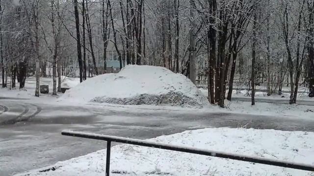 Погода сошла с ума.В Апатитах уже час идёт снег.А завтра 1 июня. смотреть онлайн