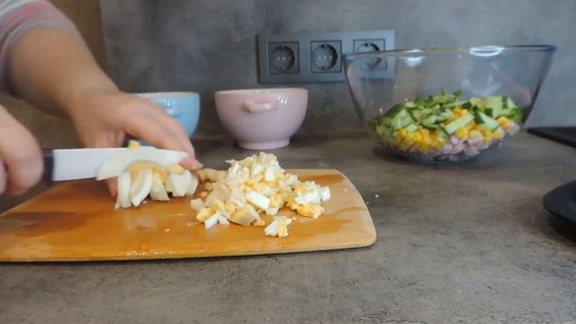 САЛАТ НА СКОРУЮ РУКУ С ВЕТЧИНОЙ И СУХАРИКАМИ смотреть онлайн