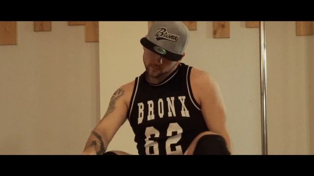 Bishop Briggs - River (Pole Dance Video Clip) смотреть онлайн
