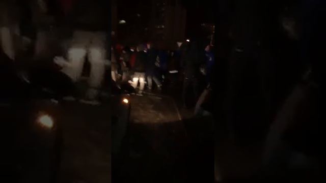 трц макси. люди покидают территорию смотреть онлайн