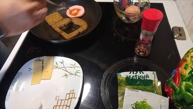 Вкусный тост с яйцом (яичница) и тартинка (маленький бутерброд) из одного куска хлеба. смотреть онлайн