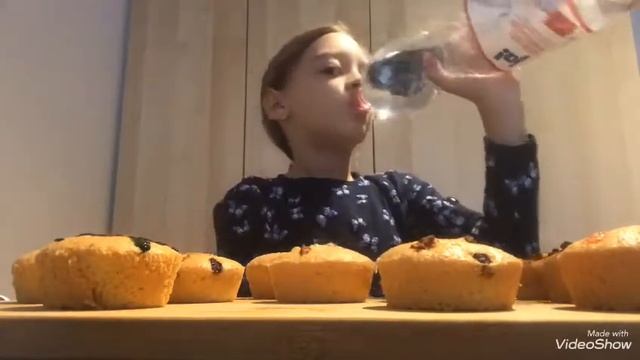 Вкусное видео...рисуем на кексиках пищевыми красками смотреть онлайн