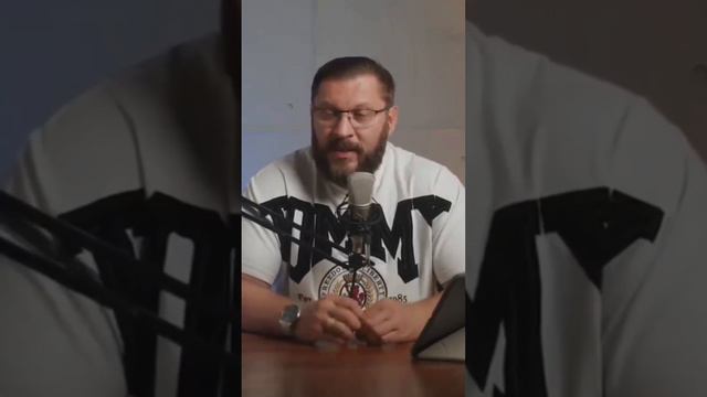 Мужчина оценивает свои ощущения смотреть онлайн