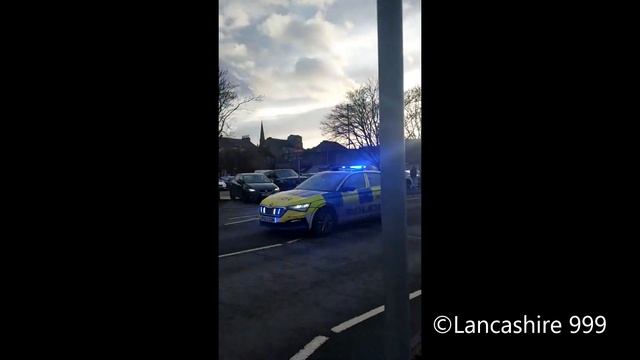 Lancashire Constabulary Skoda responding on blues and twos in Lancaster смотреть онлайн