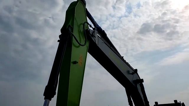 Экскаватор Zoomlion ZE215E, Объем ковша - 1 м³, Глубина копания - 6610 мм.