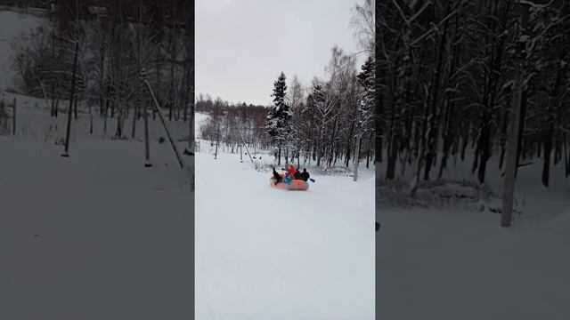 На лодке по снежной горке смотреть онлайн
