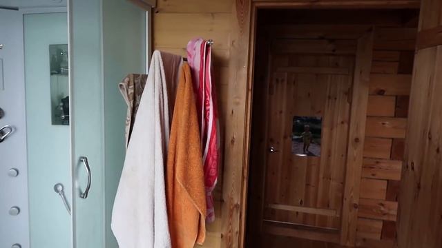 Ванная комната в деревянном доме. Отделка деревом. смотреть онлайн