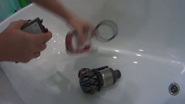 "Dyson V8" Мойка контейнера и циклона водой. смотреть онлайн