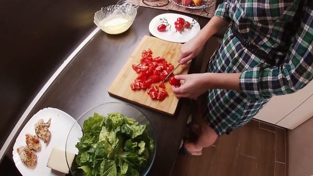 Простой салат цезарь с курицей! Узнайте наш рецепт соуса для цезаря!соус цезарь рецепт без анчоусов смотреть онлайн