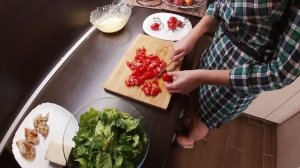 Простой салат цезарь с курицей! Узнайте наш рецепт соуса для цезаря!соус цезарь рецепт без анчоусов