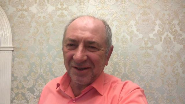 Французский бульдог Мира не променяет диван и на колбасу! смотреть онлайн