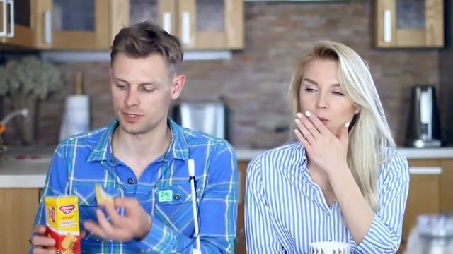 Пробуем Еду из России! Алёнка и Варенье из Шишек! смотреть онлайн