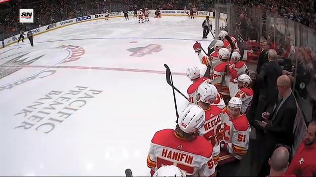 Flames' Elias Lindholm Winds Up To Blast Slapshot Into Top Corner vs. Ducks смотреть онлайн