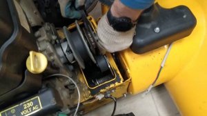 Простая замена ремня шнека на американских снегоуборщиках.