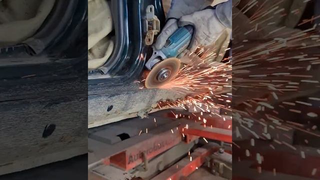 Вскрываю гнилой порог вылепленный из пены, и смотрим, что там внутри творится. смотреть онлайн