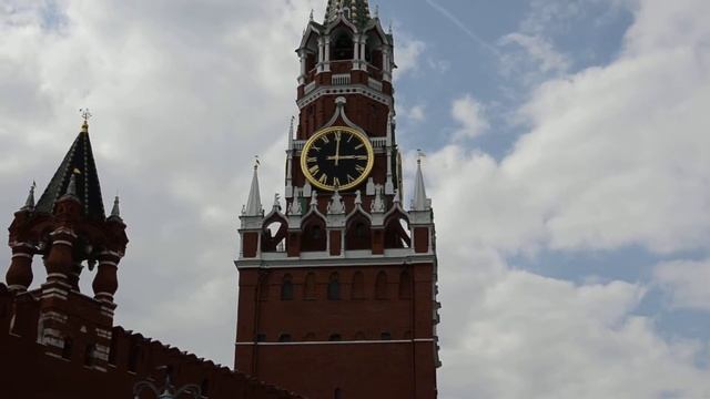 Москва. Красная площадь. Бой Кремлевских курантов на Спасской башне (2015.05.13) смотреть онлайн