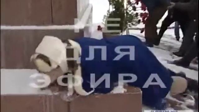 Коммунисты возлагают цветы Ленину