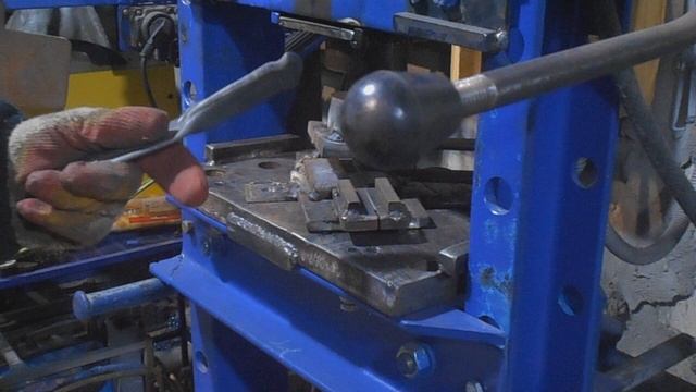 Еще один завиток на профильную трубу .Another curl of the profile pipe. смотреть онлайн