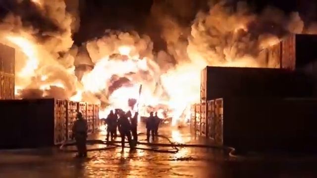 Горит склад каучука в Санкт-Петербурге. Шикарное видео смотреть онлайн