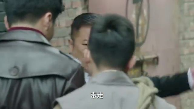富家公子發現被匪徒跟蹤，故意走到巷子裡引匪徒現身，原來富家公子居然是個武術大師！ смотреть онлайн