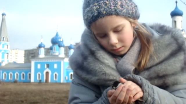 Полинка поймала птичку)) смотреть онлайн