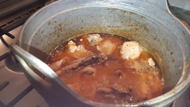 Курица в подливе и свежий хлеб к ней... ммммм - вкуснятина)