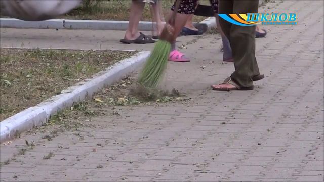 Работники УКП «Жилкомхоз» ведут работу по благоустройству города смотреть онлайн