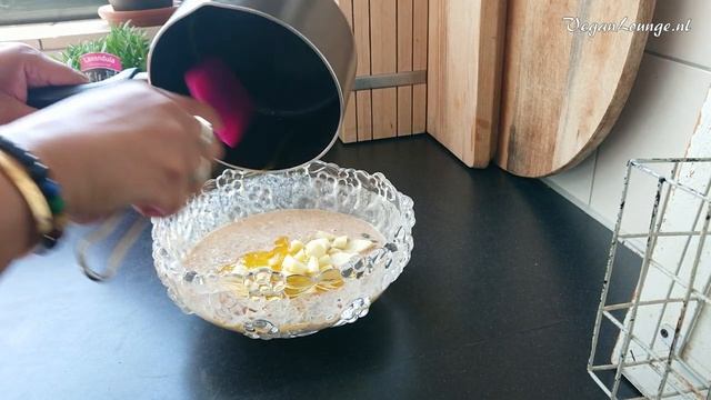 VOLKOREN HAVERMOUT BANAAN PANNENKOEK BAKKEN MET STUKJES APPEL KANEEL EN POMPOENZADEN. (ASMR) смотреть онлайн