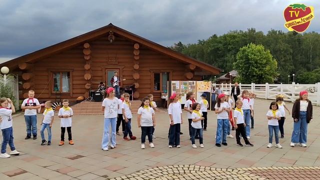 В Совхозе Ленина много детей потому, что о них заботятся смотреть онлайн