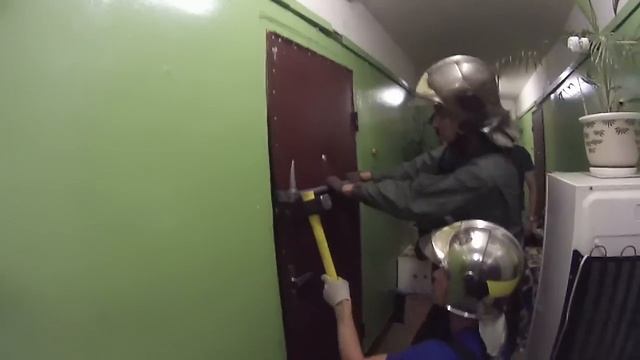 Вскрытие хулиганом металлической двери - ЧАСТЬ 2 смотреть онлайн