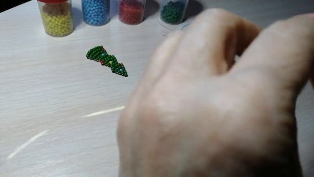 Изготовление новогодней ёлочки из бусин. смотреть онлайн