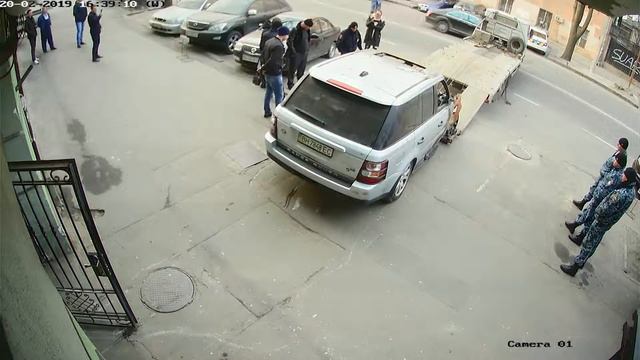 патрульные составляют бумаги и машину забирает эвакуатор смотреть онлайн