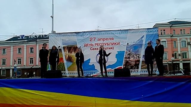 Две девочки здорово спели на празднике День Республики Саха Якутия смотреть онлайн