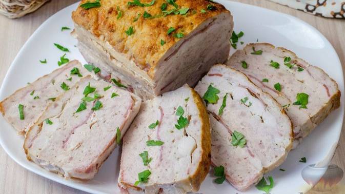 Слоёная мясная запеканка.
ТЕРРИН ИЗ КУРИЦЫ И СВИНИНЫ, С БЕКОНОМ