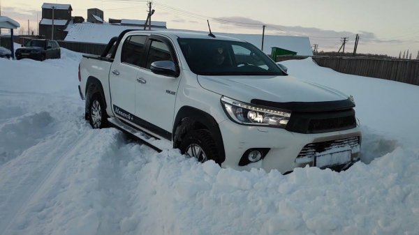 Тойота Хайлакс по сугробам / Toyota Hilux on snowdrifts