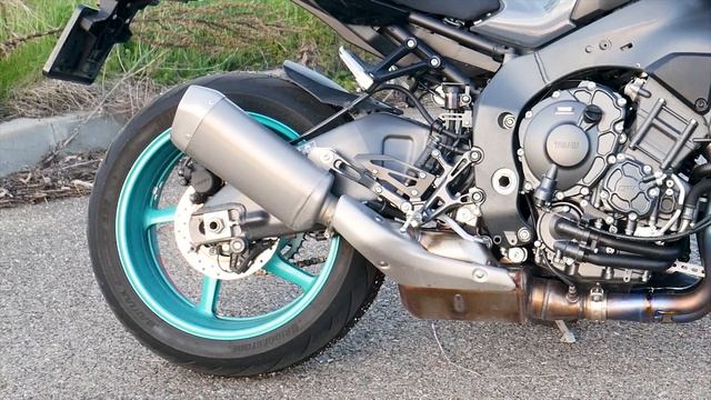 YAMAHA MT-10 2022 RAW Engine Soundcheck | Stock Exhaust Burnout смотреть онлайн