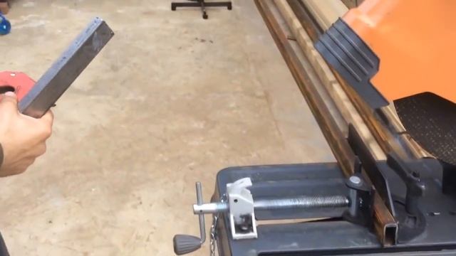 Точный рез под углом на монтажной пиле по металлу. смотреть онлайн