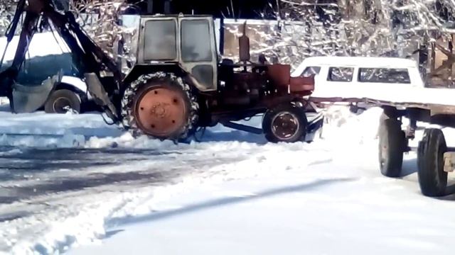 чистим снег на тракторе экскаватор эо2621 на базе юмз-6акл