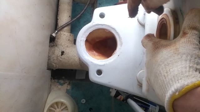 Как отремонтировать течь между бачком и унитазом смотреть онлайн