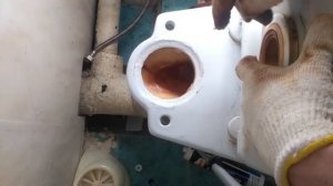 Как отремонтировать течь между бачком и унитазом