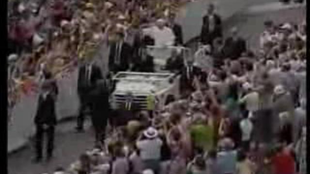 Охрана Папы Римского зевает на посту смотреть онлайн