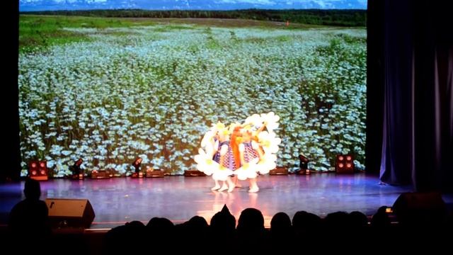 танец ромашковое поле смотреть онлайн