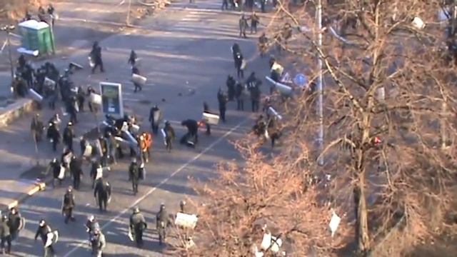 Початок штурму Майдану 18 лютого. Барикада біля станції метро "Хрещатик" на Інститутській. смотреть онлайн