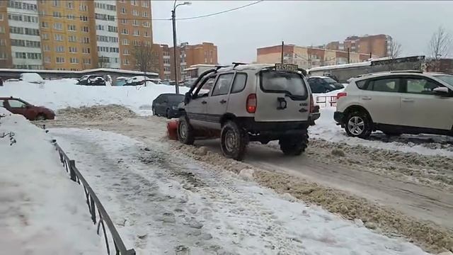 Чистим двор от снега - Гатчина, ул. Рощинская) Шнива с отвалом смотреть онлайн