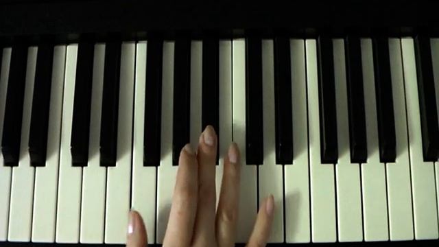 Как играть песню "В лесу родилась елочка" на пианино смотреть онлайн