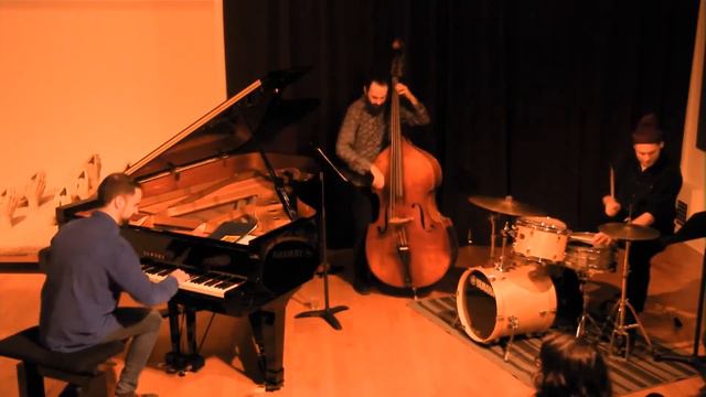 "A Night In Tunisia" Albert Marques Trio смотреть онлайн
