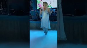 Валерия поет на свадьбе младшего сына