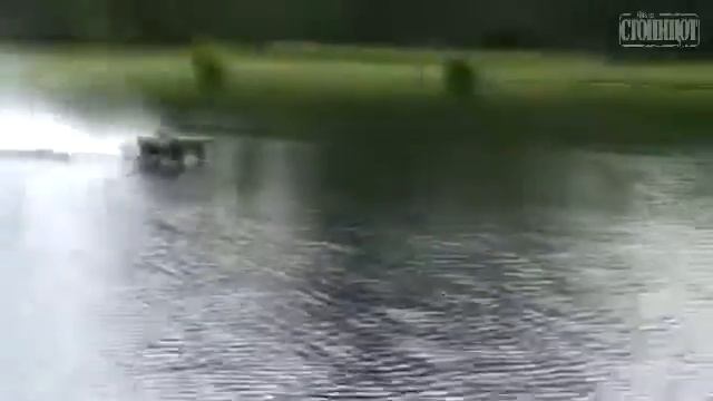 МАШИНКА ЕДЕТ ПО ВОДЕ смотреть онлайн